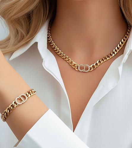 طقم بتصميم مستوحى من ديور مطلي ذهب .