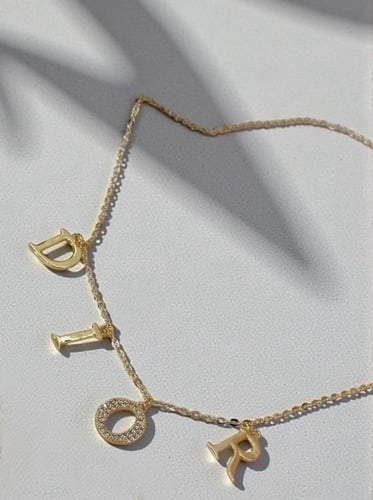 سلسال مستوحى من ماركة ديور مطليه بالذهب .