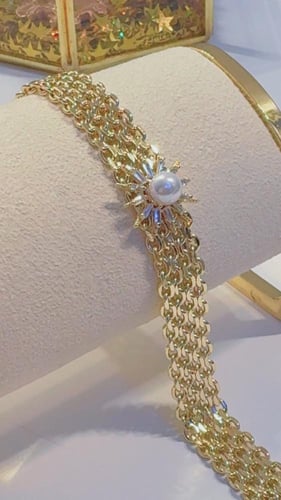 إسوارة مطلية ذهب كالذهب مزينه بحبه لؤلؤ