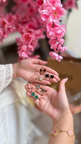 حلق مستوحى من ماركة مطلي ذهب