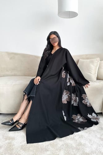 عباية كريب بتطريز ملون