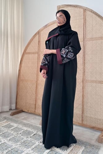 عباية كريب بتطريز على الكم