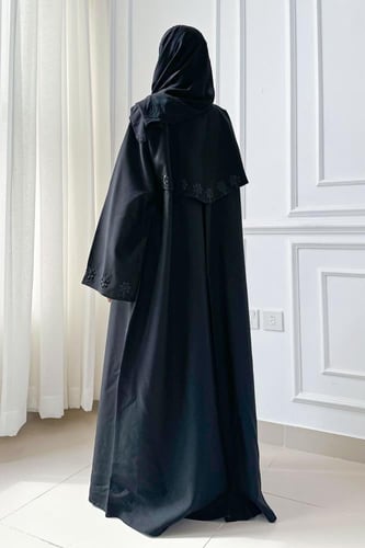 عباية كلوش بتطريز اسود