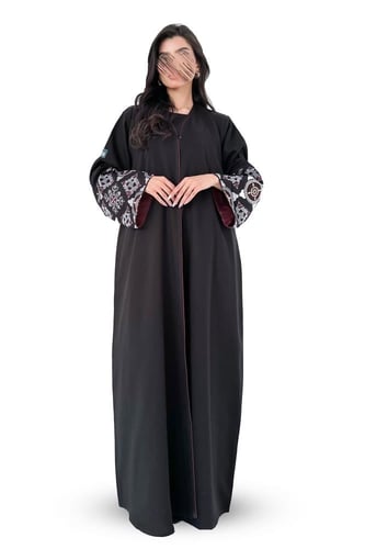 عباية كريب بتطريز على الكم