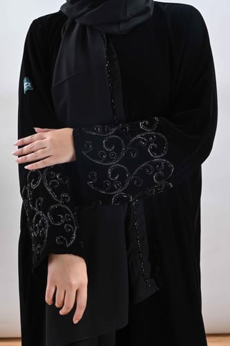 عباية مخمل بتطريز يدوي بني
