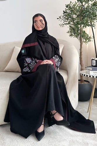 عباية كريب بتطريز على الكم