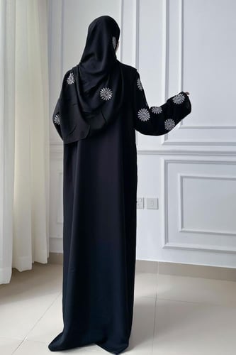 عباية بلاك بيري بتطريز على الكم