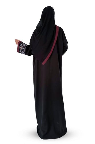 عباية كريب بتطريز على الكم