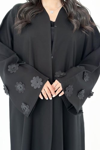 عباية كريب مطرزة بورود