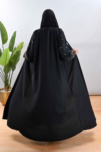 عباية كريب بتطريز يدوي على الاكمام