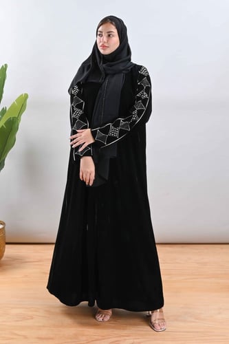 عباية مخمل بتطريز يدوي