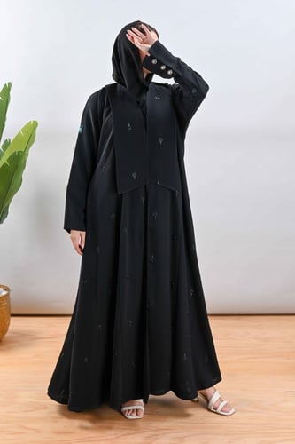 عباية بتطريز منثور اسود