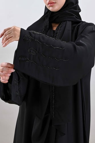 عباية كريب ناعم بتطريز يدوي