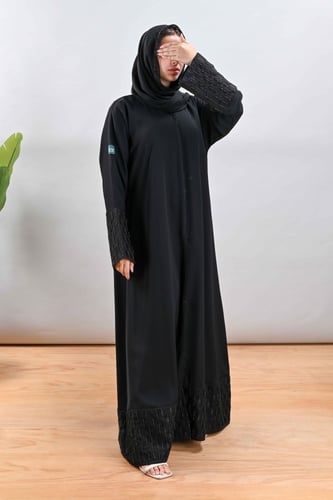 عباية كريب ناعم بتطريز يدوي اسود