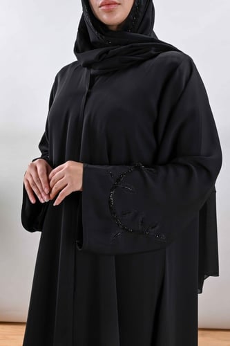 عباية كريب ناعم بتطريز اسود