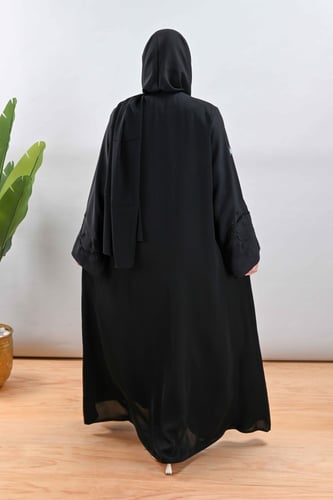 عباية كريب ناعم بتطريز اسود
