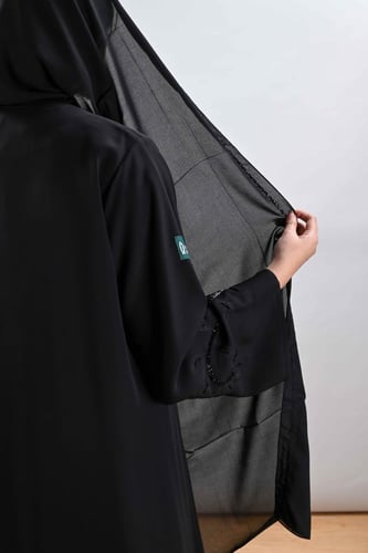 عباية كريب ناعم بتطريز اسود