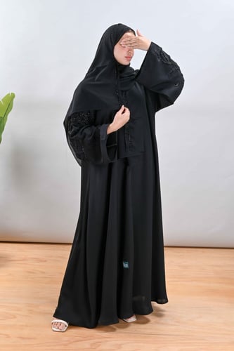 عباية بتطريز يدوي اسود