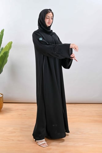 عباية كريب ناعم بتطريز اسود