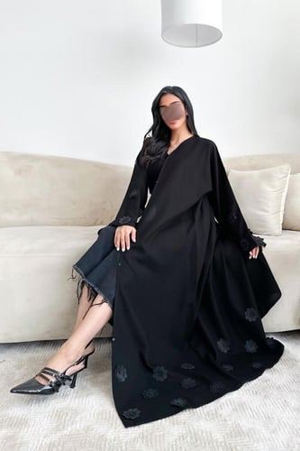 عباية كريب مطرزة بورود