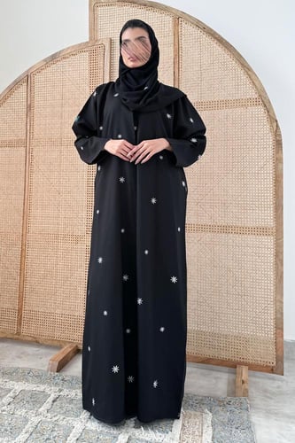 عباية كريب بتطريز ابيض