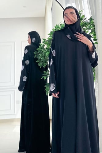 عباية بلاك بيري بتطريز على الكم