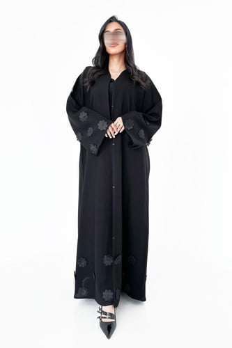 عباية كريب مطرزة بورود