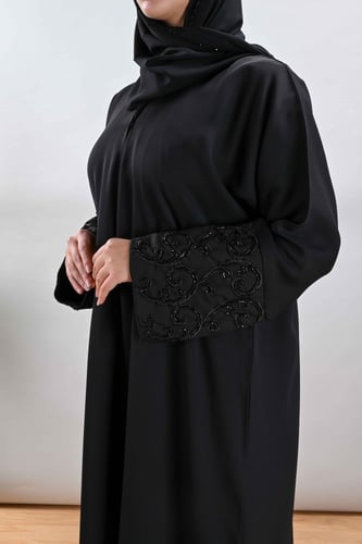 عباية كريب ناعم بتطريز اسود