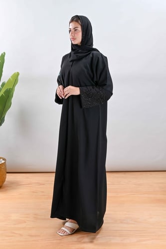 عباية كريب ناعم بتطريز اسود