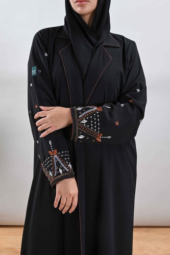 عباية كريب بتطريز يدوي على الاكمام