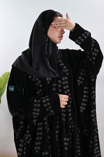عباية مخمل مشلح بتطريز