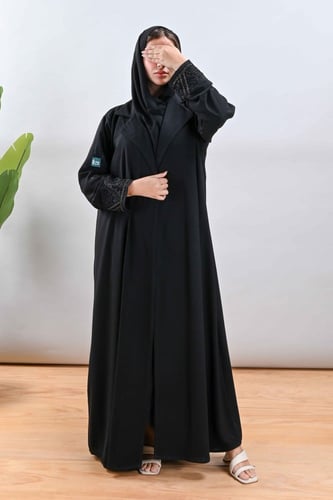 عباية كريب بتطريز يدوي اسود على الاكمام