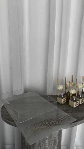 صينية شوكلت + 10 فواحات جلد بحفر عبارة