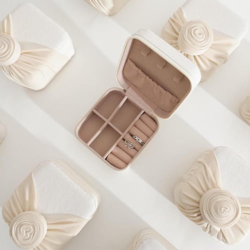 منظم مجوهرات سكري