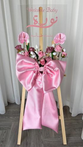 لوحة مع تنسيق ورد وفيونكة