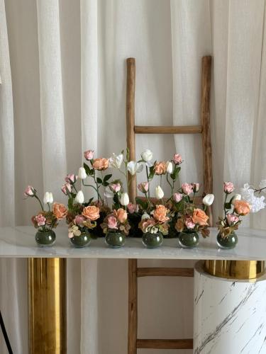 عرض ( تنسيق كبير + 6 فازات لطاولات الخدمة )