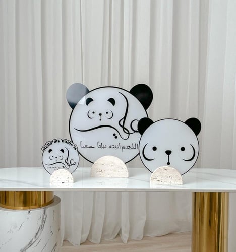 ثلاثة ستاندات بقواعد رخامية