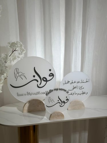 ثلاثة ستاندات بقواعد رخامية