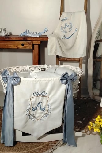 عرض (بطانية بالتطريز + بنر مطرز + اسم 3D)