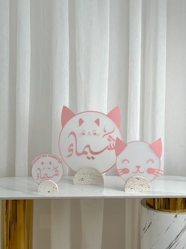 ثلاثة ستاندات بقواعد رخامية