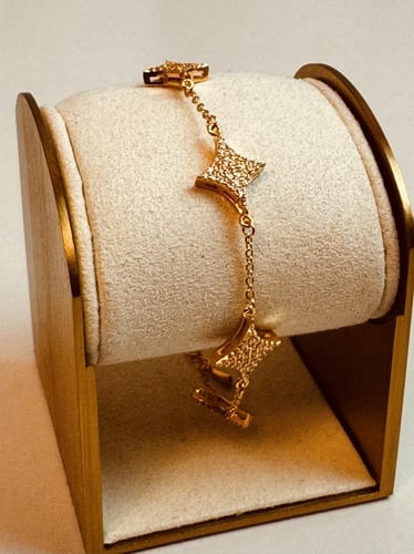 سوار ذهبي فاخر بتصميم نجوم لامعة