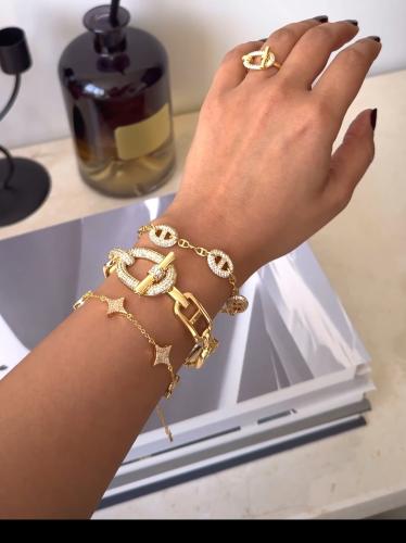 طقم ذهبي مجموعة فاخرة بتصميم عصري ولمعة زركون فخمة