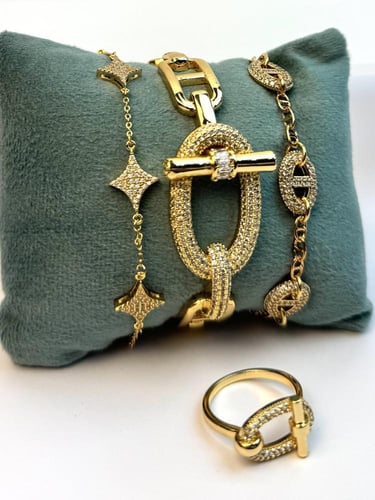 طقم ذهبي مجموعة فاخرة بتصميم عصري ولمعة زركون فخمة