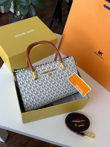 شنطه مايكل كورس مع ملحقاتها