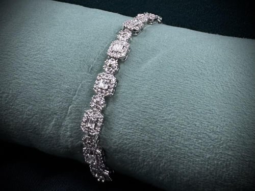 سوار تنس فخمة مرصعة بالزركون