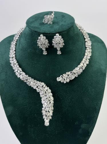 طقم زركون فضي فاخر بتصميم أنثوي راقٍ