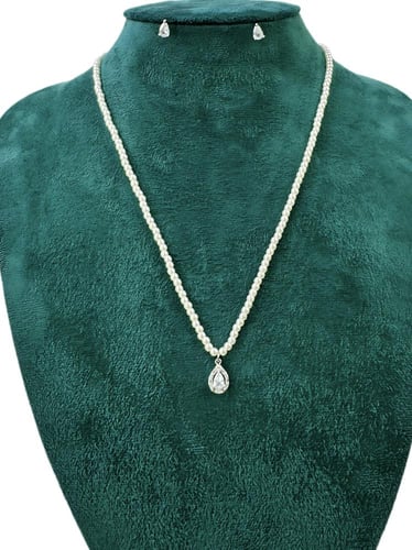 سلسال لؤلؤ أنيق بحجر زركون لامع مع حلق متناسق