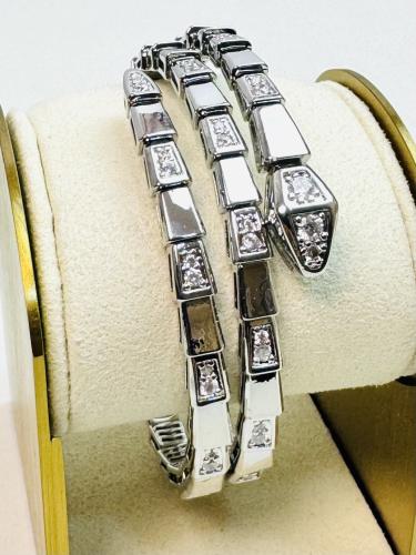 سوار فضي فاخر مستوحى من بولغري