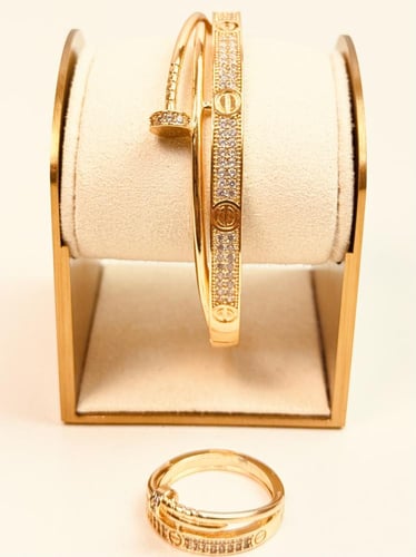 سوار وخاتم ذهبي مستوحى من كارتير
