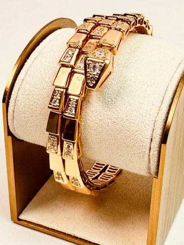 سوار ذهبي فاخر مستوحى من بولغري